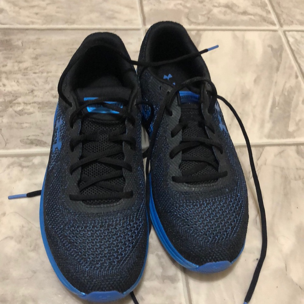 Men size 10.5 under armour running shoes
